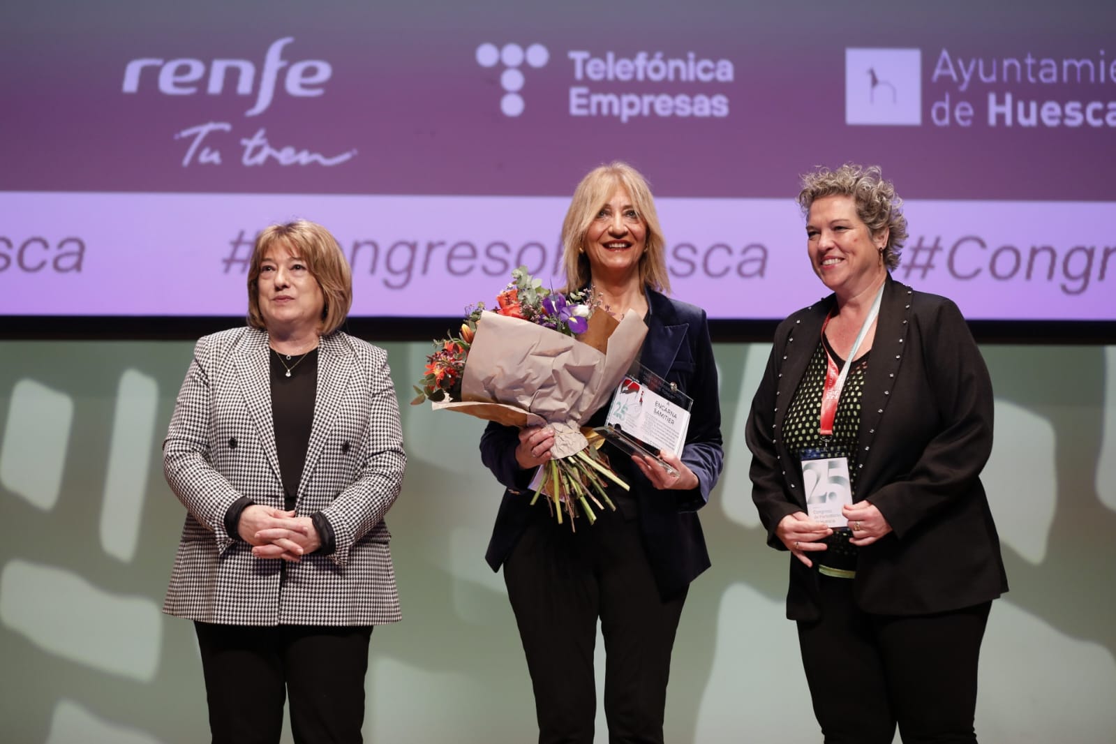 Encarna Samitiér recoge el premio Porquet y lo comparte con las mujeres periodistas Encarna Samitiér recoge el premio Porquet y lo comparte con las mujeres periodistas