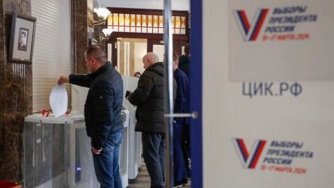 Personas votando en Rusia