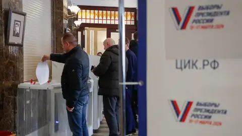 Personas votando en Rusia Personas votando en Rusia