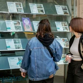 Dos personas observan la oferta de pisos en alquiler de una oficina inmobiliaria de Barcelona/ EFE/Marta Pérez Dos personas observan la oferta de pisos en alquiler de una oficina inmobiliaria de Barcelona/ EFE/Marta Pérez