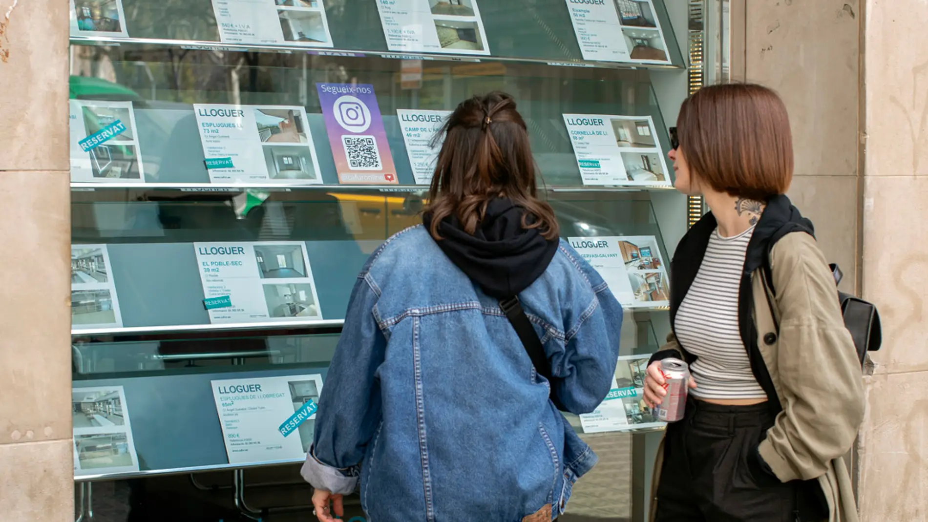 Dos personas observan la oferta de pisos en alquiler de una oficina inmobiliaria de Barcelona/ EFE/Marta Pérez