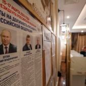 Carteles con imágenes de los candidatos a las elecciones en Rusia