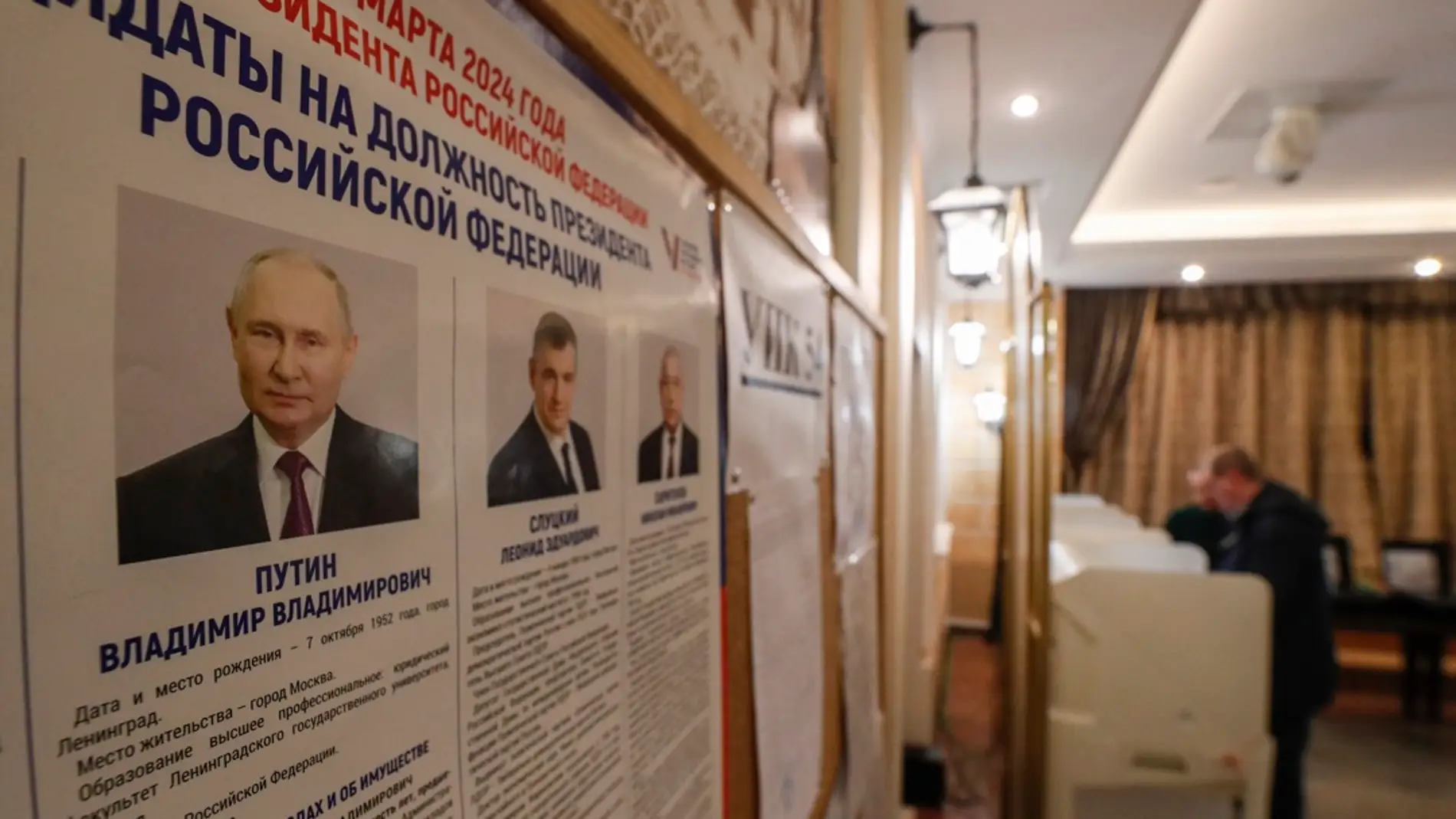 Carteles con imágenes de los candidatos a las elecciones en Rusia/ EFE/EPA/MAXIM SHIPENKOV