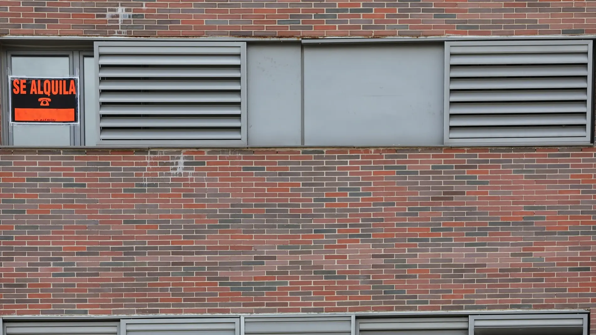 Imagen de recurso de la fachada de un edificio con un carte de 'Se alquila'
