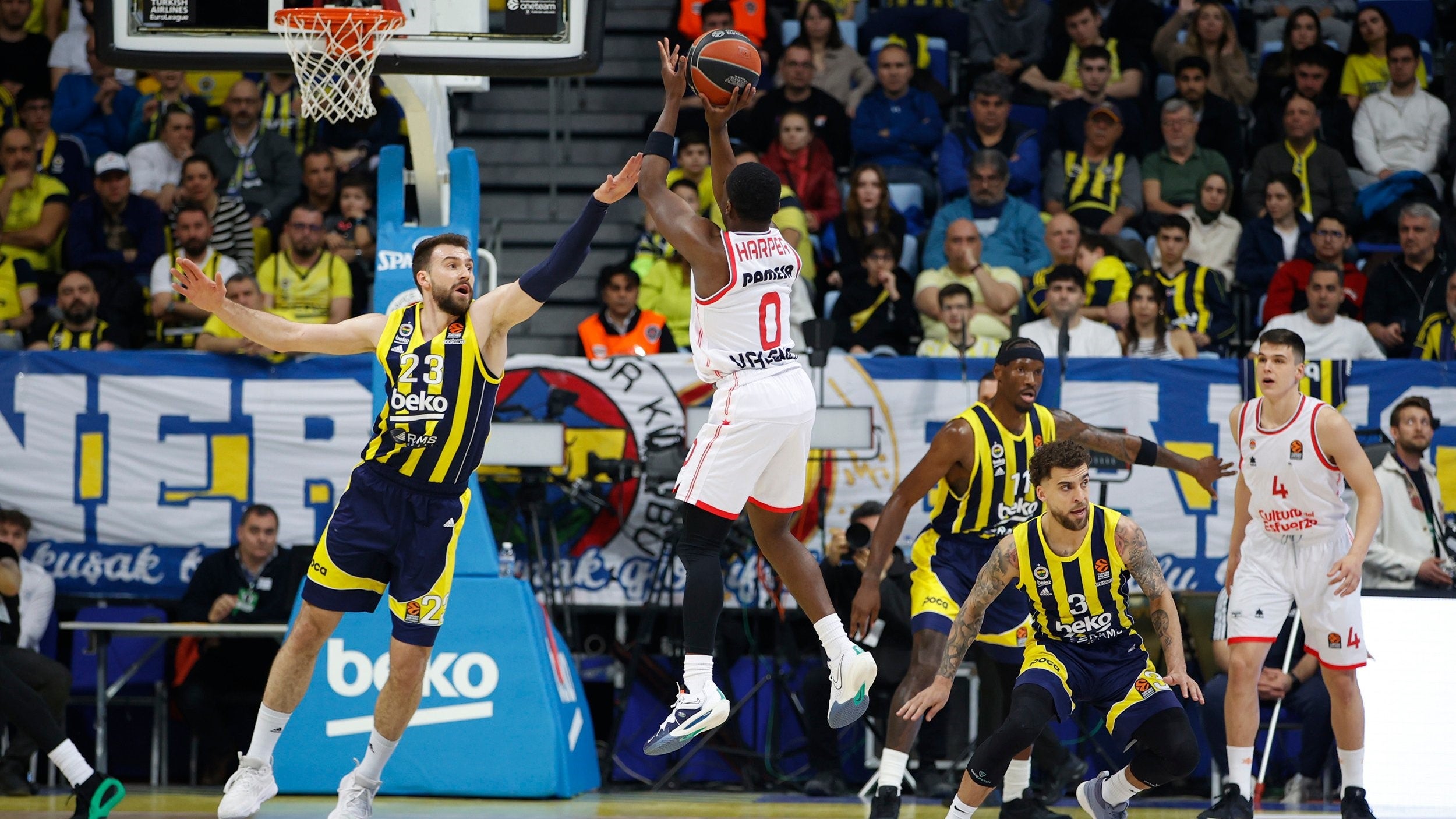 El Fenerbahçe abruma con un récord de triples a un pobre y resignado Valencia El Fenerbahçe abruma con un récord de triples a un pobre y resignado Valencia