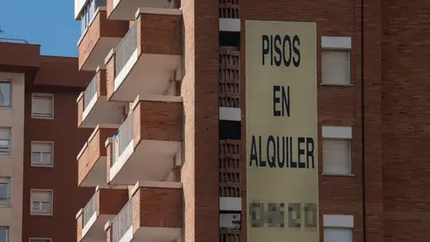 Cartel de alquiler de viviendas en la fachada de un edificio en Barcelona (archivo) Cartel de alquiler de viviendas en la fachada de un edificio en Barcelona (archivo)