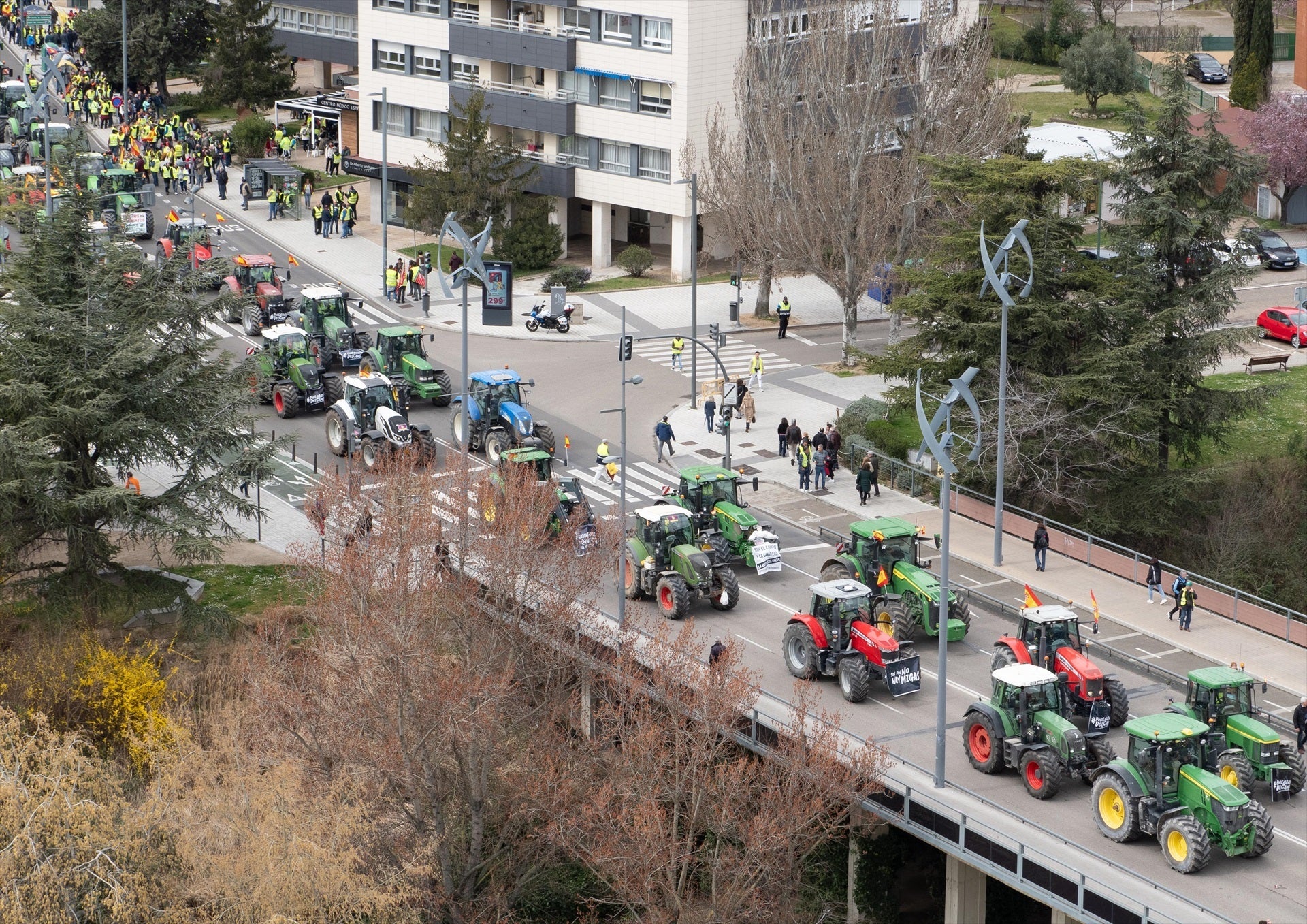 La Comisión Europea se abre a flexibilizar los requisitos de la PAC, y los agricultores piden concreción La Comisión Europea se abre a flexibilizar los requisitos de la PAC, y los agricultores piden concreción