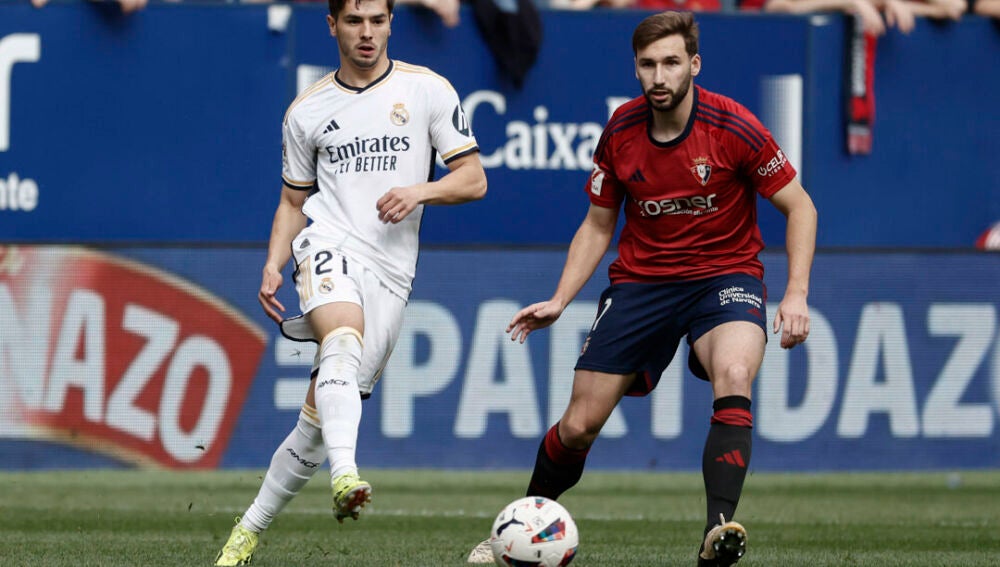 Brahim golpea el balón ante la mirada de Moncayola