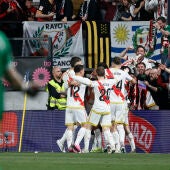 Los jugadores del Rayo celebran su segundo gol, durante el partido de Liga en Primera División que Rayo Vallecano y Real Betis disputan este domingo en el estadio de Vallecas. 