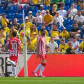 El delantero del Almería Leo Baptistao, celebra su gol ante Las Palmas.