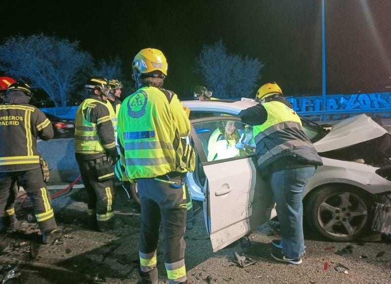 Herida grave una persona y otras tres leves en un accidente con ocho vehículos implicados en la M-14 Herida grave una persona y otras tres leves en un accidente con ocho vehículos implicados en la M-14