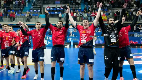 Los jugadores de España celebran su clasificación olímpica tras el partido ante Brasil, correspondiente al torneo preolímpico de balonmano, clasificatorio para los Juegos de París 2024, este domingo en Granollers. Los jugadores de España celebran su clasificación olímpica tras el partido ante Brasil, correspondiente al torneo preolímpico de balonmano, clasificatorio para los Juegos de París 2024, este domingo en Granollers.