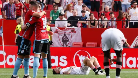 Jugadores del Sevilla, tras caer derrotados por el Celta de Vigo. Jugadores del Sevilla, tras caer derrotados por el Celta de Vigo.