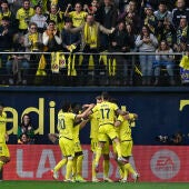 El defensa del Villarreal CF Jorge Cuenca (2d) celebra junto a sus compañeros tras anotar el 1-0 durante el partido de LaLiga entre el Villarreal y el Valencia, este domingo en el estadio de la Cerámica. 