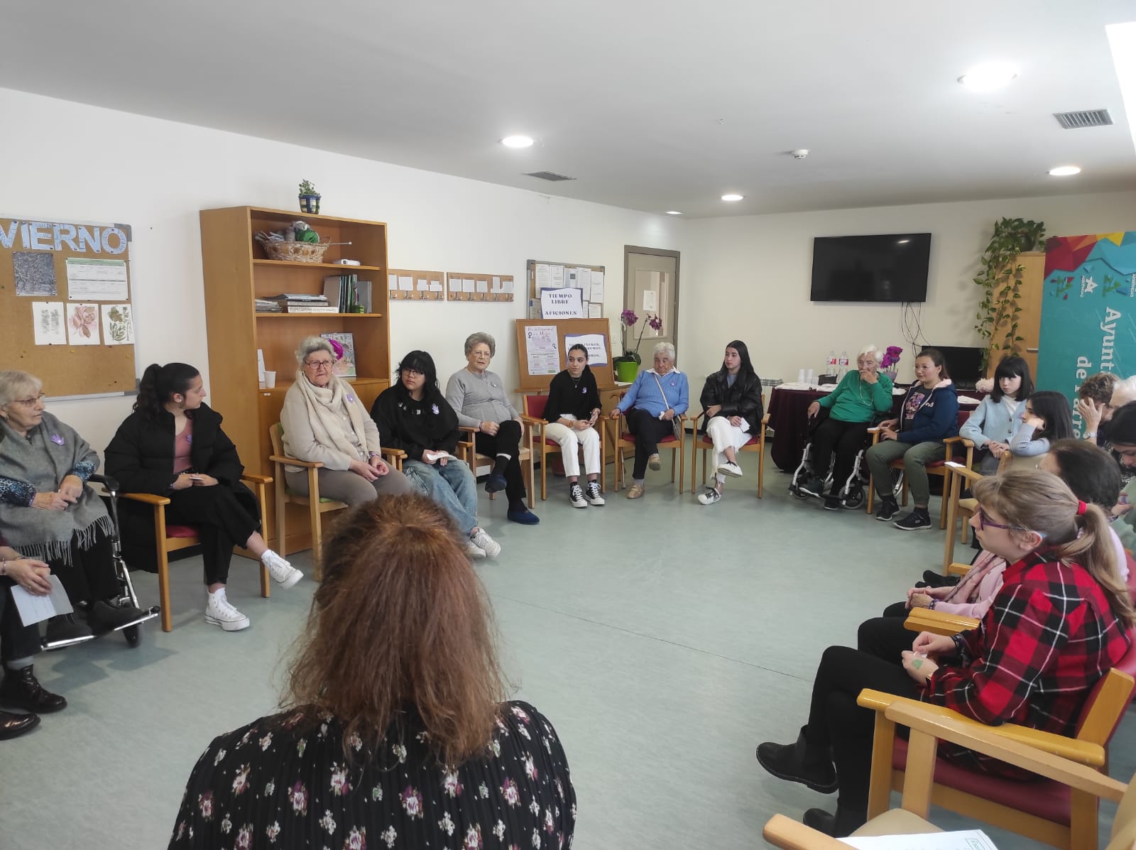 Intercambio de experiencias y opiniones entre jóvenes y mayores en Arriondas Intercambio de experiencias y opiniones entre jóvenes y mayores en Arriondas