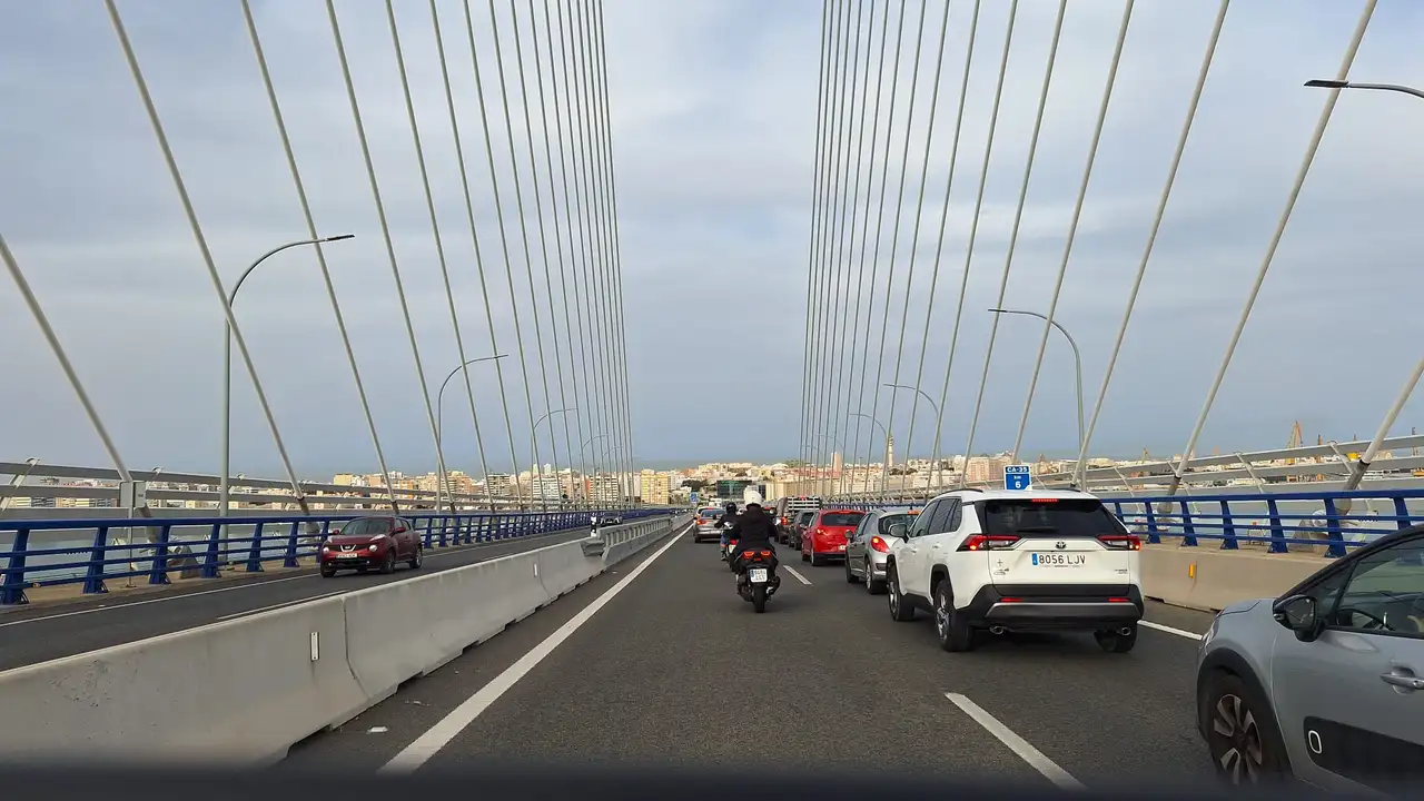 Entrada a Cádiz a través del Puente de la Constitución de 1812 Entrada a Cádiz a través del Puente de la Constitución de 1812