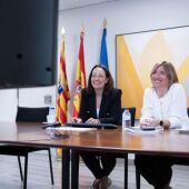 La consejera de Bienestar Social, Carmen Susín y la directora general de Inclusión, María Charte, durante la reunión.