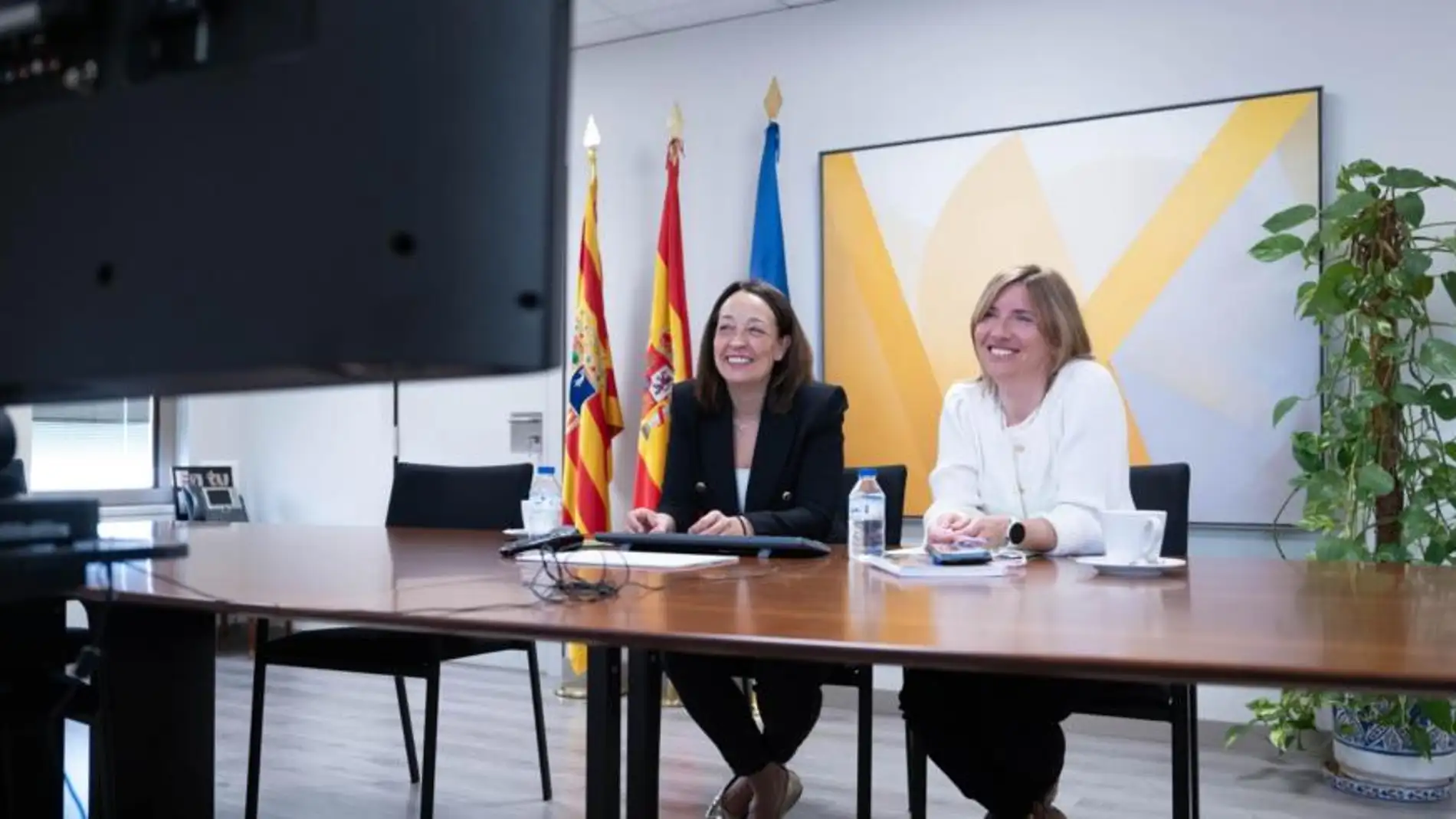 La consejera de Bienestar Social, Carmen Susín y la directora general de Inclusión, María Charte, durante la reunión.