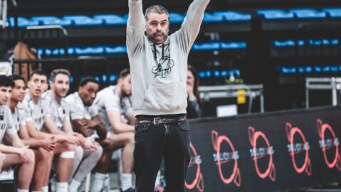 El entrenador del Clavijo apartado tres jornadas del banquillo por su peineta al p&uacute;blico