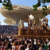 La Hermandad de San Benito a su paso por las Setas de la Encarnación La Hermandad de San Benito a su paso por las Setas de la Encarnación