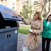 La alcaldesa de Zaragoza, Natalia Chueca, prueba el contenedor marrón