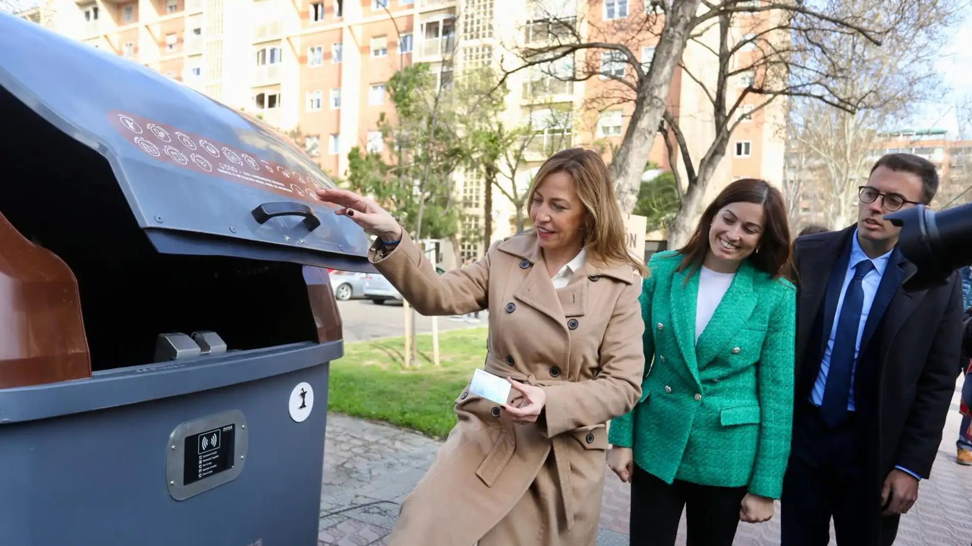 La alcaldesa de Zaragoza, Natalia Chueca, prueba el contenedor marrón