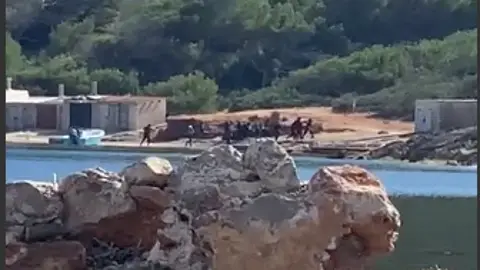 La llegada de la patera a la isla de Ibiza La llegada de la patera a la isla de Ibiza