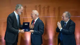El rey Felipe VI entrega el premio del IESE al empresario Isak Andic 