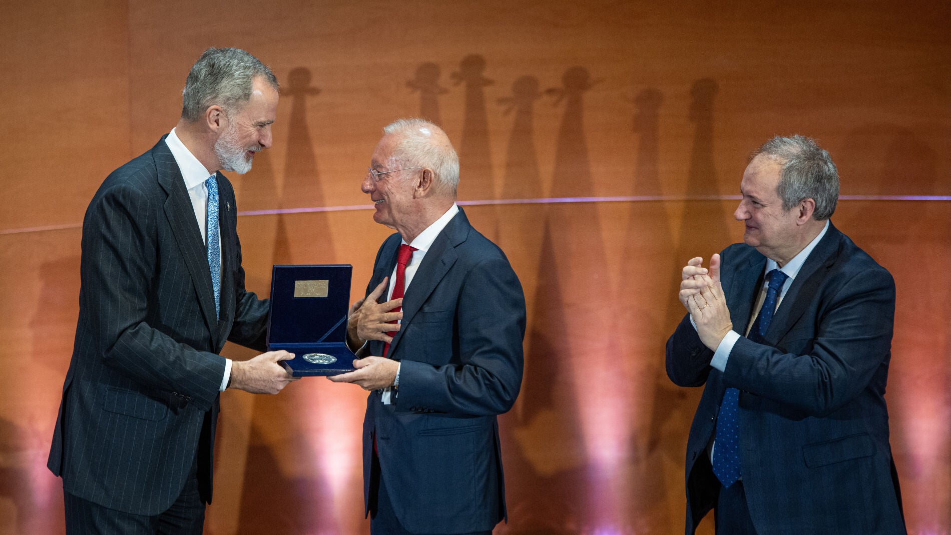 Felipe VI Entrega El Premio Reino De España A Isak Andic, Presidente De ...