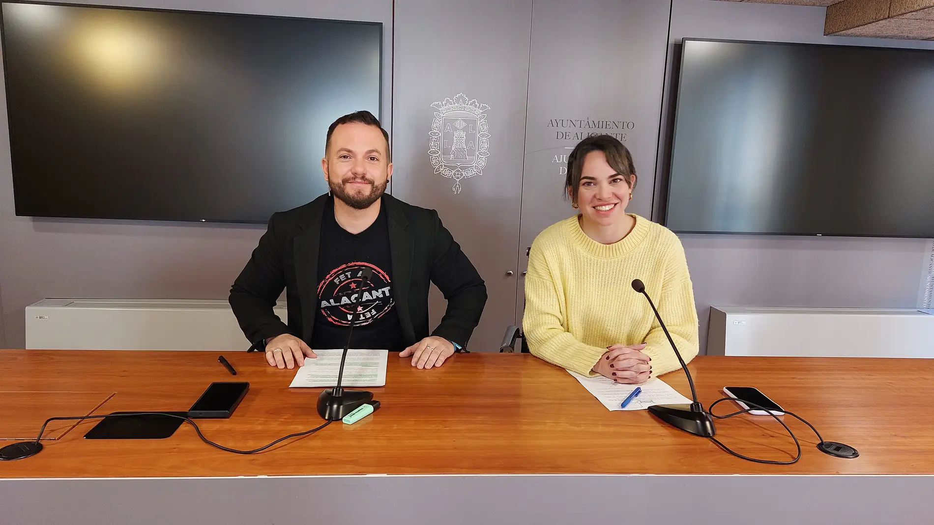 Los concejales de Compromís en el ayuntamiento de Alicante Rafa Mas y Sara Llobel