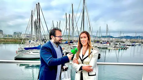 Ángela Pumariega y Raúl Rodríguez en el Puerto Deportivo de Gijón Ángela Pumariega y Raúl Rodríguez en el Puerto Deportivo de Gijón