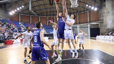 18-3 Una jugada del Clavijo-Alimerka Oviedo Baloncesto 