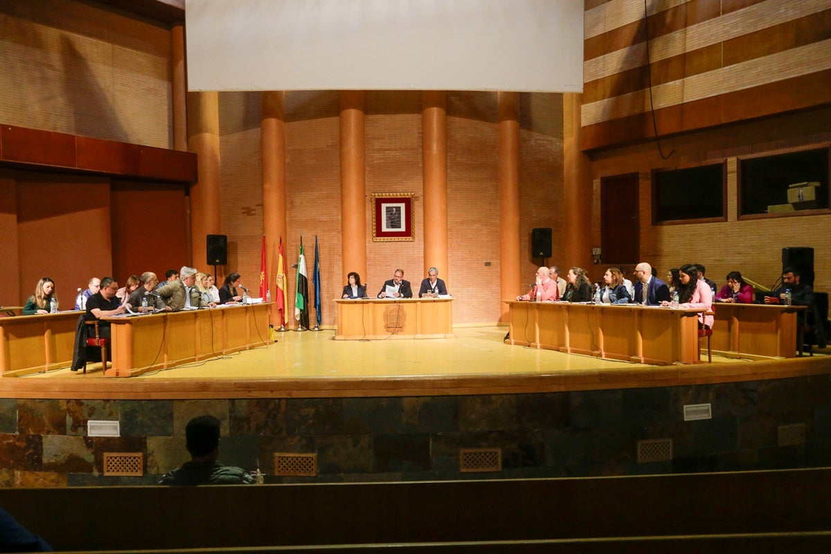 El Pleno Municipal aprueba por unanimidad iniciar el expediente para nombrar a Miguel Vargas como Hijo Adoptivo de Mérida El Pleno Municipal aprueba por unanimidad iniciar el expediente para nombrar a Miguel Vargas como Hijo Adoptivo de Mérida