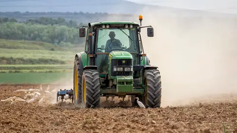 Un tractor en el campo Un tractor en el campo