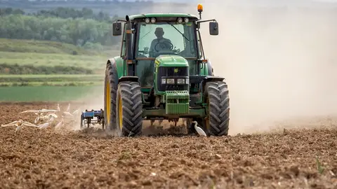 Un tractor en el campo Un tractor en el campo