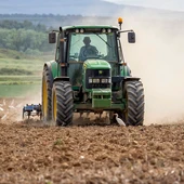 Un tractor en el campo Un tractor en el campo