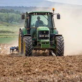 Un tractor en el campo Un tractor en el campo