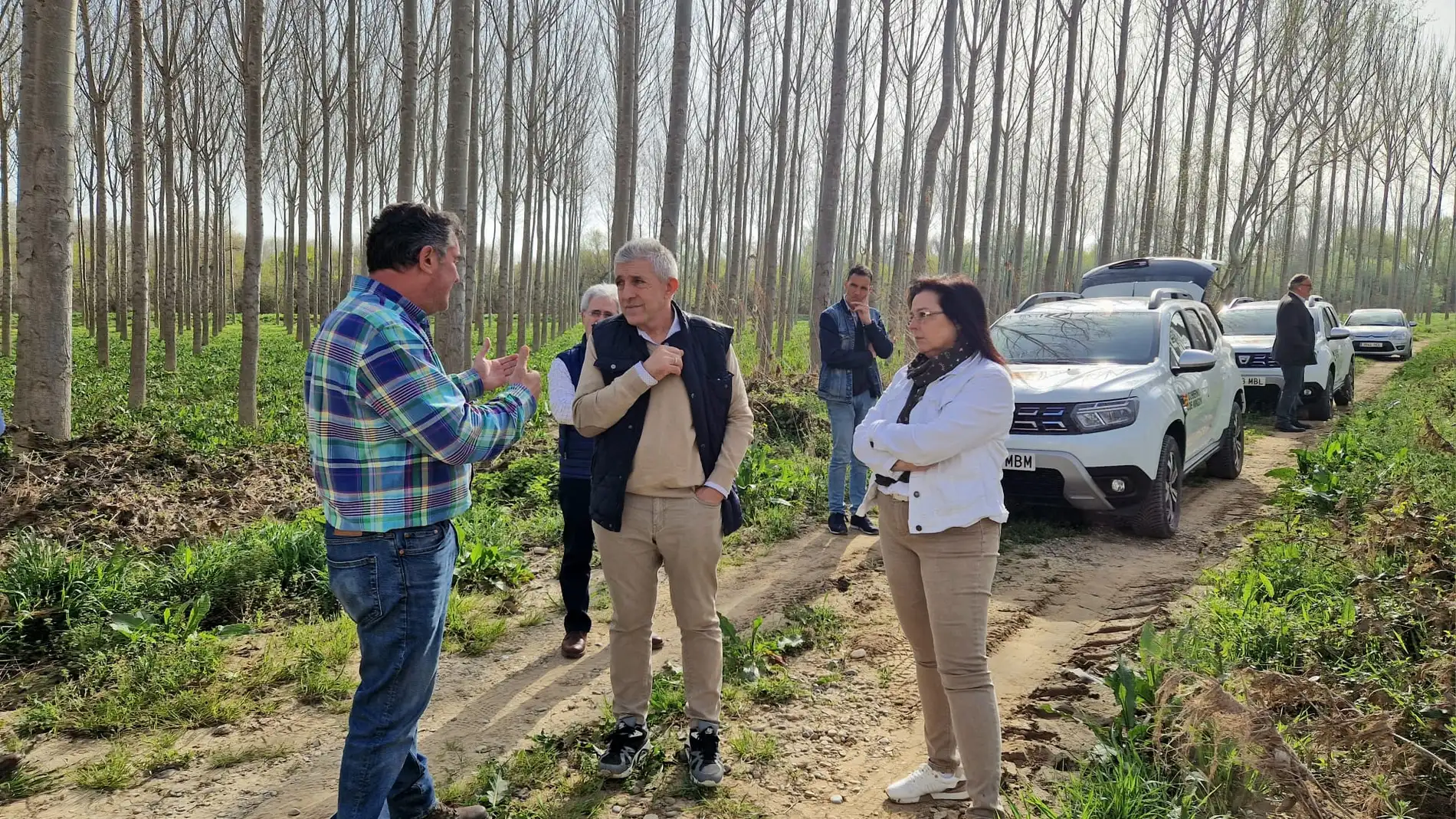 El consejero de Agricultura del Gobierno, Ángel Samper, durante su visita a las localidades afectadas por la última crecida del Ebro. 