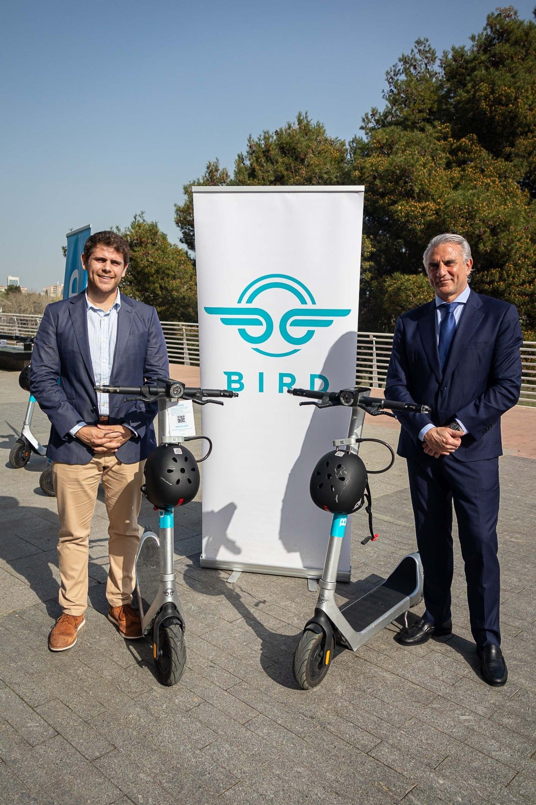 Bird llega a Zaragoza con 300 patinetes de alquiler con casco Bird llega a Zaragoza con 300 patinetes de alquiler con casco