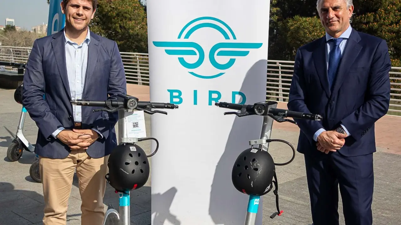 El concejal de movilidad y el responsable de Bird han presentado los nuevos patinetes El concejal de movilidad y el responsable de Bird han presentado los nuevos patinetes