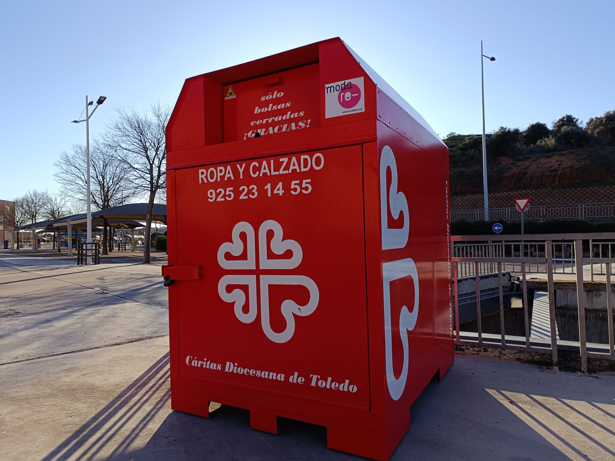 Inserta Toledo y Luz del Tajo instalan dos contenedores para ropa Inserta Toledo y Luz del Tajo instalan dos contenedores para ropa