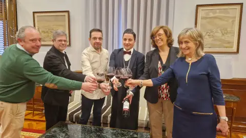 La Diputación de Palencia recibe a los dos sumilleres palentinos que participarán en el Campeonato Nacional .