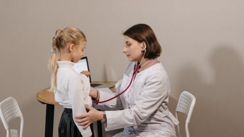Imagen de una pediatra pasando consulta a una ni&ntilde;a