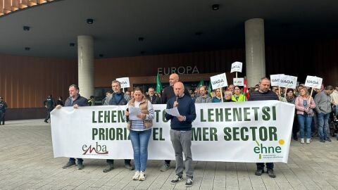 Agricultores y ganaderos de concentran en el Palacio Europa