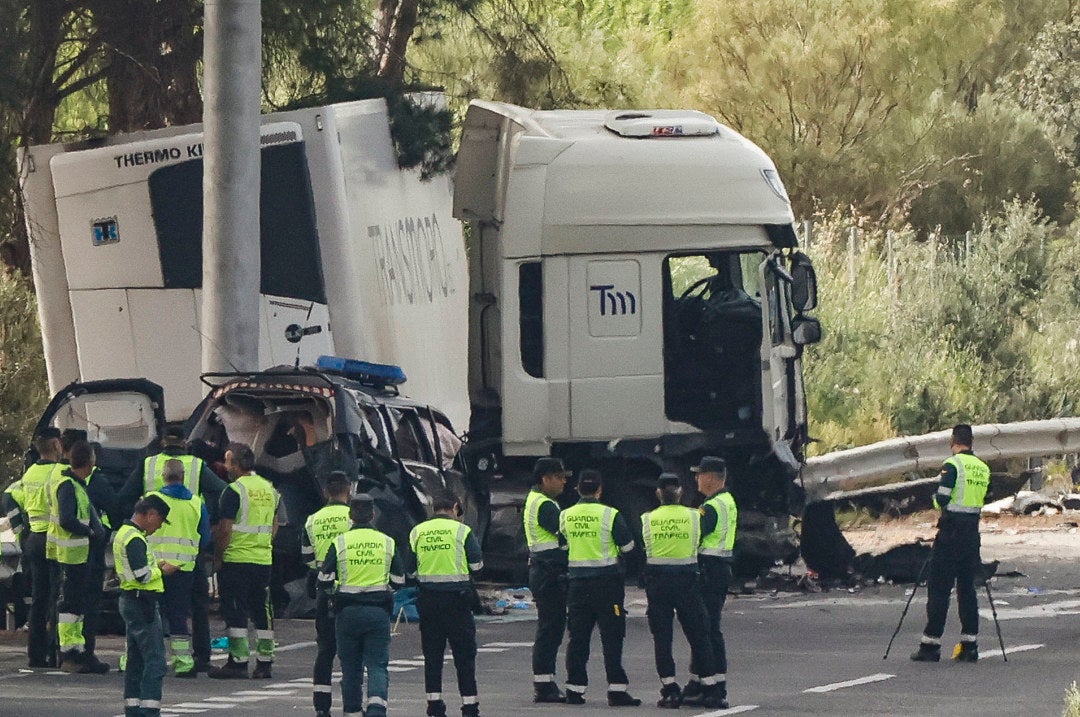 Mueren seis personas arrolladas por un camión en un control de la Guardia Civil en Los Palacios (Sevilla) Mueren seis personas arrolladas por un camión en un control de la Guardia Civil en Los Palacios (Sevilla)