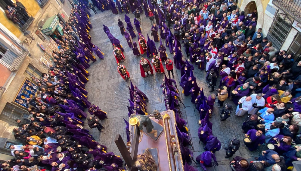 La procesión del Viernes Santo, antes de entrar a la Plaza Mayor