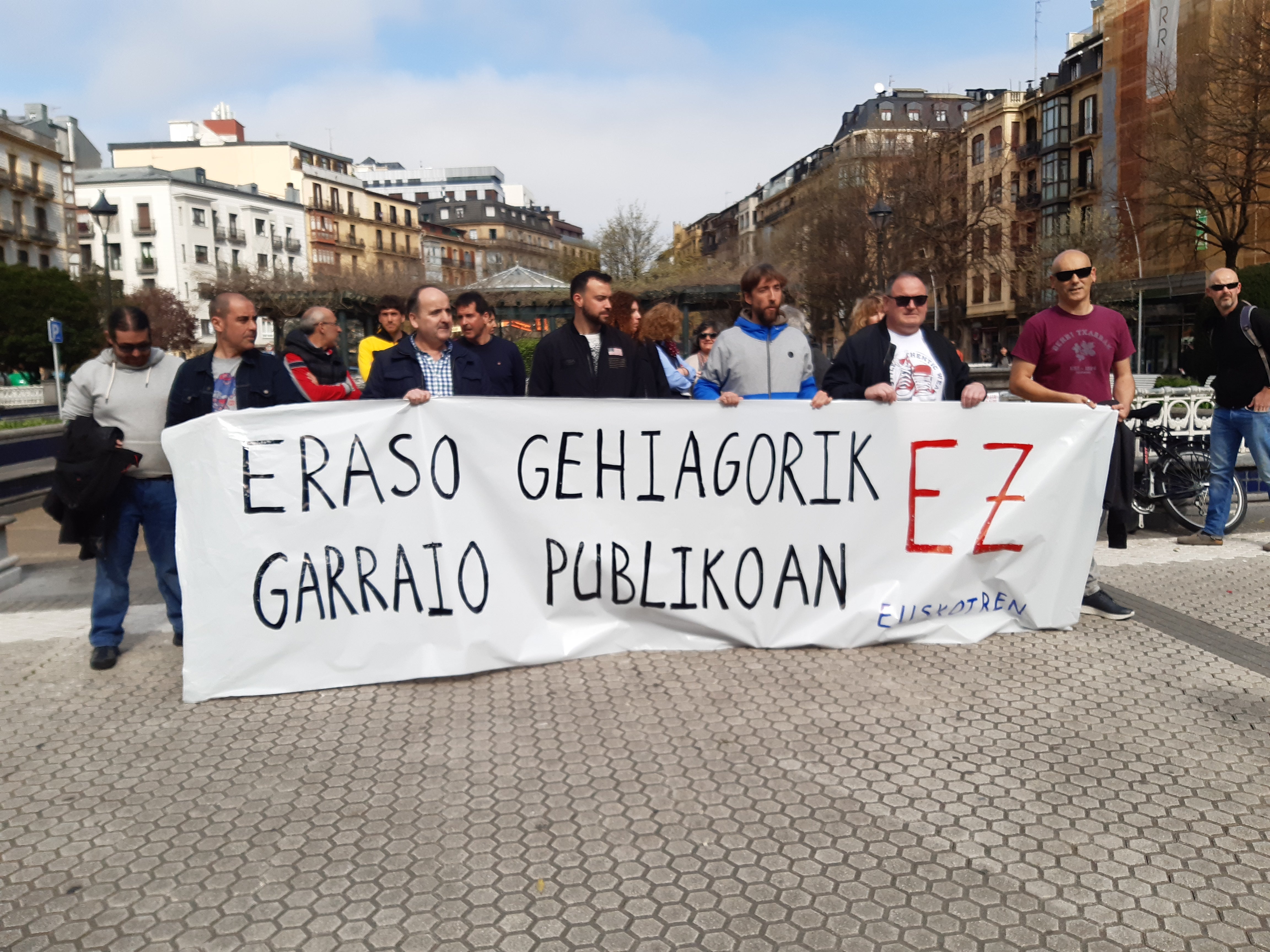 Trabajadores de Bizkaibus y Euskotren denuncian las agresiones verbales y físicas que sufren Trabajadores de Bizkaibus y Euskotren denuncian las agresiones verbales y físicas que sufren