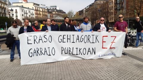 Concentración de trabajadores de Euskotren en la Plaza Easo de Donostia 