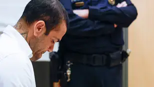 El exjugador brasileño del FC Barcelona Dani Alves, sentado en el banquillo de los acusados durante el juicio. 