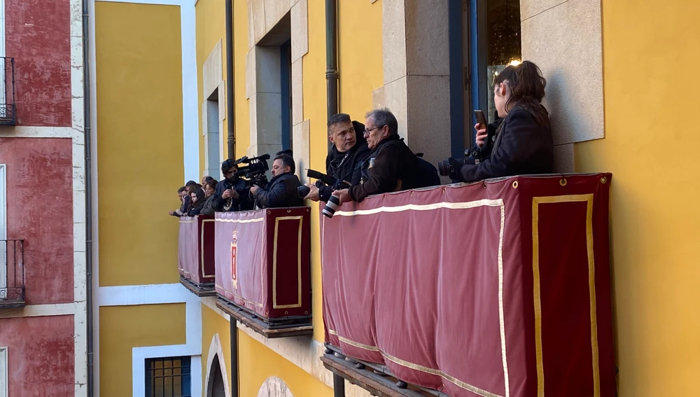 Medios de comunicación desde el balcón de la anteplaza del Ayuntamiento de Cuenca